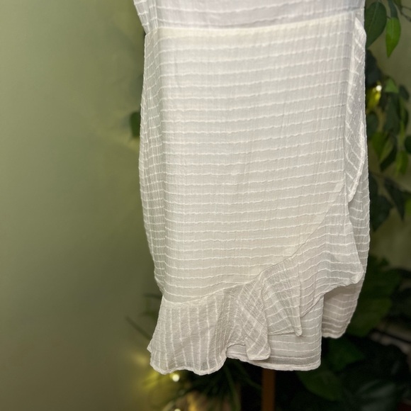 DAO CHLOE DAO Boutique Mini Dress Cream in Color with Ruffle in Front Size Med - Picture 2 of 6